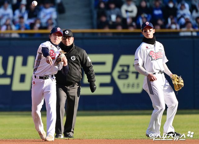 29일 오후 서울 송파구 잠실야구장에서 열린 '2025 신한 SOL Bank KBO리그' 삼성 라이온즈와 두산 베어스의 경기, 2회초 두산 이유찬이 삼성 박병호의 타구를 잡아 1루로 송구하고 있다. 엑스포츠뉴스 DB