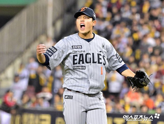 27일 오후 서울 송파구 잠실야구장에서 열린 '2025 신한 SOL Bank KBO리그' 한화 이글스와 LG 트윈스의 경기, 5회말 수비를 마친 한화 문동주가 포효하고 있다. 엑스포츠뉴스 DB