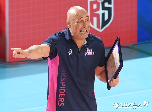 흥국생명 아본단자 감독이 6일 대전 충무체육관에서 열린 V리그 여자부 챔피언결정전 4차전 정관장과의 경기에서 작전을 지시하고 있다. 엑스포츠뉴스 DB