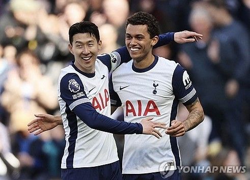 손흥민이 없으니 엉망진창이다. 토트넘 홋스퍼는 선수들끼리 교통정리가 전혀 되지 않은 모습을 보였다. 토트넘의 윙어 브레넌 존슨과 부주장 크리스티안 로메로가 페널티킥 키커 선정을 두고 언쟁을 벌였다. 존슨은 해트트릭을 완성시키기 위해 페널티킥을 차고 싶다고 요구했지만, 로메로는 임대생 마티스 텔에게 공을 건넸다. 교통정리가 필요한 상황이다. 사진 연합뉴스