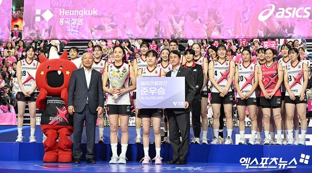 정관장 선수들이 8일 인천 삼산월드체육관에서 열린 V리그 여자부 챔피언결정전 5차전 흥국생명과의 경기에서 패해 준우승을 기록한 뒤 시상식에서 기념촬영하고 있다. 엑스포츠뉴스 인천, 김한준 기자