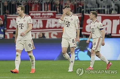 뱅상 콤파니 감독이 이끄는 바이에른 뮌헨이 9일(한국시간) 독일 뮌헨에 있는 알리안츠 아레나에서 열린 인터 밀란과의 2024-2025시즌 유럽축구연맹(UEFA) 챔피언스리그 8강 1차전에서 1-2로 패했다. 김민재는 중앙 수비수로 선발 출장해 후반 29분 교체될 때까지 74분을 소화했다.연합뉴스