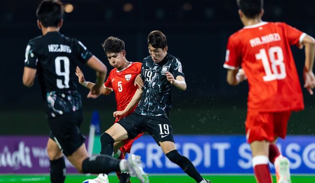 백기태 감독이 이끄는 한국 U-17 축구 국가대표팀이 7일(한국시간) 사우디아라비아 제다에 있는 킹 압둘라 스포츠 시티 홀 스타디움에서 열린 아프가니스탄과의 2025 아시아축구연맹(AFC) U-17 아시안컵 C조 2차전에서 여섯 골을 폭발시키며 대승을 거뒀다.&nbsp;AFC