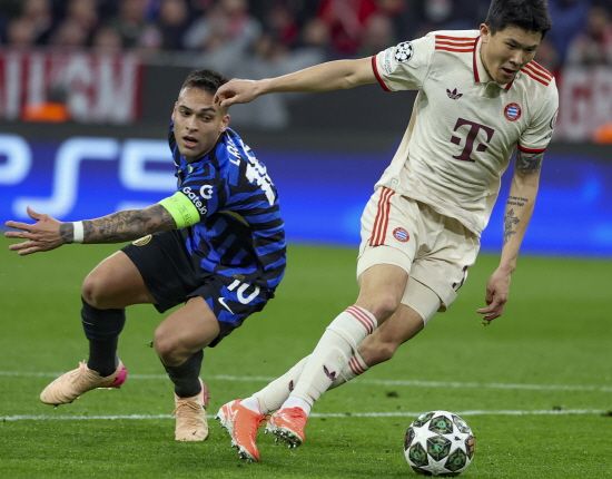 벨기에 국적 월드클래스 센터백 뱅상 콤파니 감독이 이끄는 바이에른 뮌헨은 9일(한국시간) 독일 뮌헨에 있는 알리안츠 아레나에서 열린 인터 밀란과의 2024-2025시즌 유럽축구연맹(UEFA) 챔피언스리그 8강 1차전에서 1-2로 패했다. 김민재는 중앙 수비수로 선발 출장해 후반 29분 교체될 때까지 74분을 소화했다. 상대 간판 공격수 라우타로 마르티네스의 원더골을 막지 못하며 홈에서 실점했다. 독일 빌트에서 4점을 받는 등 평가도 좋지 않았다. 연합뉴스