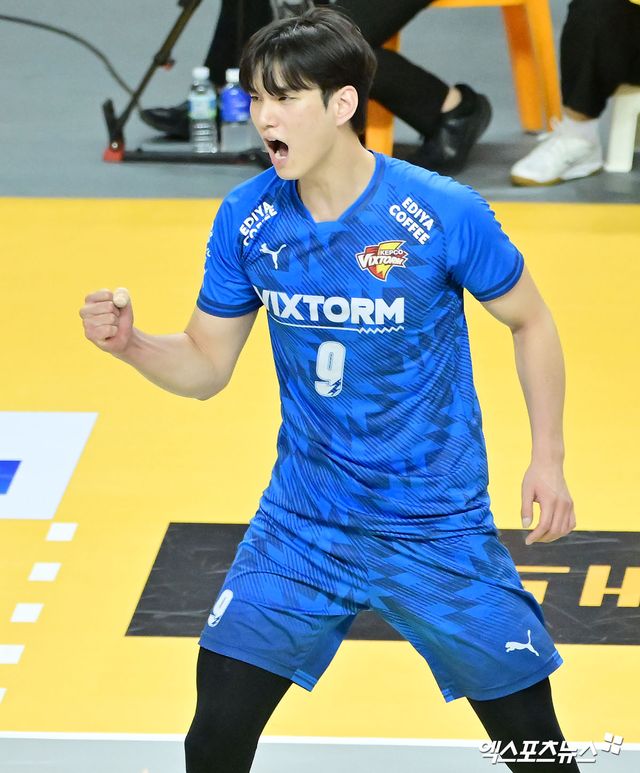 한국전력 아웃사이드 히터 임성진이 정규리그 경기에 출전해 세리머니하고 있다. 엑스포츠뉴스 DB