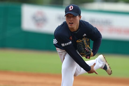 두산 베어스 신인 투수 홍민규가 지난 6일 사직 롯데전에서 구원 등판해 데뷔 첫 승을 거뒀다. 8회 초 나온 양석환의 역전 투런포와 5아웃 세이브에 성공한 김택연의 활약이 홍민규의 데뷔 첫 승을 이끌었다. 두산 베어스