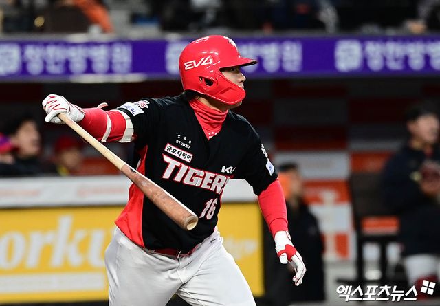 28일 오후 대전한화생명볼파크에서 열린 '2025 신한 SOL Bank KBO리그' 한화 이글스와 KIA 타이거즈의 경기, 2회초 2사 1루 KIA 최원준이 안타를 때려내고 있다. 엑스포츠뉴스 DB