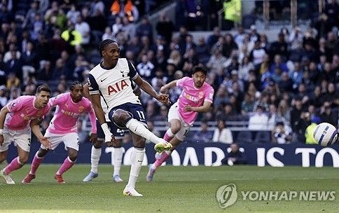 손흥민이 없으니 엉망진창이다. 토트넘 홋스퍼는 선수들끼리 교통정리가 전혀 되지 않은 모습을 보였다. 토트넘의 윙어 브레넌 존슨과 부주장 크리스티안 로메로가 페널티킥 키커 선정을 두고 언쟁을 벌였다. 존슨은 해트트릭을 완성시키기 위해 페널티킥을 차고 싶다고 요구했지만, 로메로는 임대생 마티스 텔에게 공을 건넸다. 교통정리가 필요한 상황이다. 사진 연합뉴스