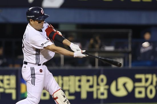 두산 베어스 포수 양의지가 8일 잠실 한화전에서 4타수 3안타 1홈런 2타점 1득점으로 팀 승리에 큰 힘을 보탰다. 두산 베어스