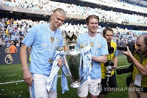 인터 마이애미 이적설에 휩싸인 케빈 더브라위너가 마이애미 소속으로 맨체스터 시티와 맞붙을 가능성이 생겼다. 더브라위너가 마애미로 이적할 경우 맨체스터 시티와 2025 국제축구연맹(FIFA) 클럽 월드컵에서 만날 수도 있기 때문이다. 사진 연합뉴스