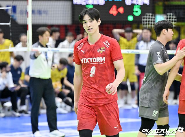 한국전력 아웃사이드 히터 임성진이 정규리그 경기에 출전해 서브를 넣으러 가고 있다. 엑스포츠뉴스 DB