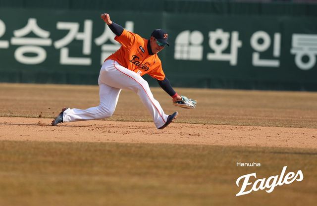 한화 이글스가 8일 잠실 두산전을 앞두고 퓨처스리그에서 맹타를 휘두르던 내야수 하주석을 1군에 등록했다. 하주석은 우선 대타로 출전 상황에 대기할 계획이다. 한화 이글스