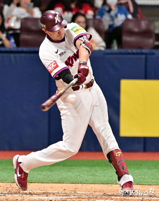 28일 오후 서울 구로구 고척스카이돔에서 열린 '2025 신한 SOL Bank KBO리그' SSG 랜더스와 키움 히어로즈의 경기, 5회말 1사 2루 키움 카디네스가 1타점 적시타를 날리고 있다. 엑스포츠뉴스DB
