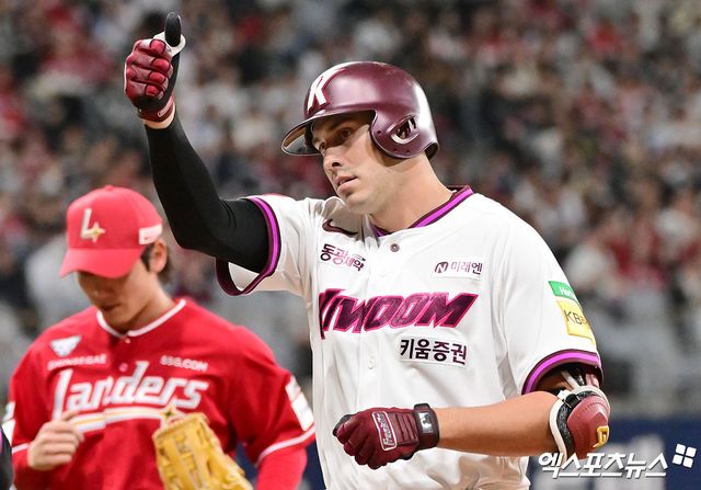 28일 오후 서울 구로구 고척스카이돔에서 열린 '2025 신한 SOL Bank KBO리그' SSG 랜더스와 키움 히어로즈의 경기, 5회말 1사 2루 키움 카디네스가 1타점 적시타를 날린 후 세리머니를 하고 있다. 엑스포츠뉴스DB