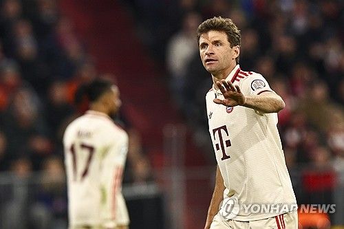 뱅상 콤파니 감독이 이끄는 바이에른 뮌헨이 9일(한국시간) 독일 뮌헨에 있는 알리안츠 아레나에서 열린 인터 밀란과의 2024-2025시즌 유럽축구연맹(UEFA) 챔피언스리그 8강 1차전에서 1-2로 패했다. 김민재는 중앙 수비수로 선발 출장해 후반 29분 교체될 때까지 74분을 소화했다.연합뉴스