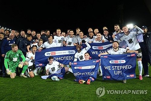 크리스 데이비스 감독이 이끄는 버밍엄 시티가 9일(한국시간) 영국 피터버러에 있는 웨스턴 홈즈 스타디움에서 열린 피터버러와의 2024-2025시즌 리그 원(3부) 31라운드 원정 순연 경기에서 2-1로 승리했다.&nbsp;이 승리로 버밍엄은 2부리그 챔피언십으로 승격을 확정지었다. 연합뉴스