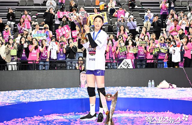 흥국생명 김연경이 8일 인천 삼산월드체육관에서 열린 V리그 여자부 챔피언결정전 5차전 정관장과의 경기에서 승리 후 우승한 뒤 기념촬영하고 있다. 엑스포츠뉴스 인천, 김한준 기자