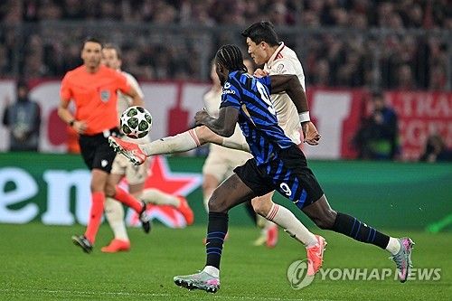 뱅상 콤파니 감독이 이끄는 바이에른 뮌헨이 9일(한국시간) 독일 뮌헨에 있는 알리안츠 아레나에서 열린 인터 밀란과의 2024-2025시즌 유럽축구연맹(UEFA) 챔피언스리그 8강 1차전에서 1-2로 패했다. 김민재는 중앙 수비수로 선발 출장해 후반 29분 교체될 때까지 74분을 소화했다.연합뉴스