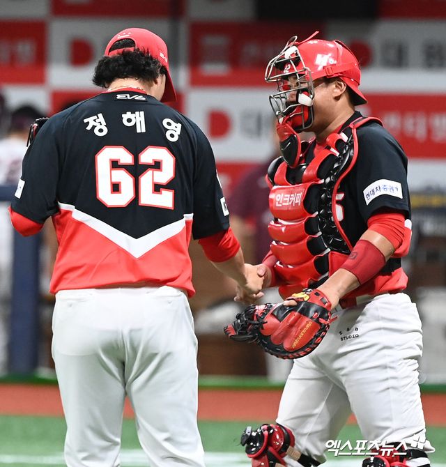 KIA 투수 정해영(왼쪽)은 8일 사직구장에서 열린 '2025 신한 SOL Bank KBO 리그' 롯데와 정규시즌 첫 번째 맞대결에서 구원 등판했다. 이날 시즌 첫 삼자범퇴 깔끔한 투구로 세이브를 기록. 5-4 팀 승리를 지켰다. 엑스포츠뉴스 DB