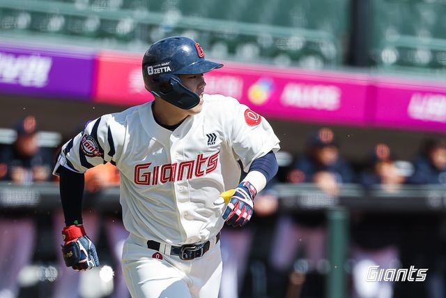 롯데 내야수 고승민은 8일 사직구장에서 열릴 '2025 신한 SOL Bank KBO 리그' KIA와 정규시즌 첫 번째 맞대결에서 7번 지명타자로 선발 출전한다. 왼쪽 내복사근 부상에서 돌아와 타격감 회복에 초점을 맞춘다. 롯데 자이언츠