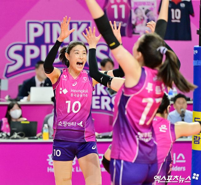 흥국생명 김연경이 8일 인천 삼산월드체육관에서 열린 V리그 여자부 챔피언결정전 5차전 정관장과의 경기에서 세리머니하고 있다. 엑스포츠뉴스 인천, 김한준 기자