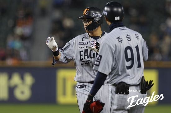 한화 이글스가 지난 8일 잠실 두산전에서 1회 초 노시환의 선제 3점 홈런으로 만든 리드를 지키지 못한 채 연장 11회 말 끝내기 패배를 당했다. 퓨처스리그에서 가장 뛰어난 타격감을 선보인 내야수 하주석은 1군 등록 첫날 대타로도 기회를 받지 못했다. 한화 이글스