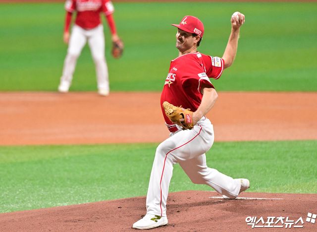 28일 오후 서울 구로구 고척스카이돔에서 열린 '2025 신한 SOL Bank KBO리그' SSG 랜더스와 키움 히어로즈의 경기, 1회말 SSG 선발투수 앤더슨이 공을 힘차게 던지고 있다. 엑스포츠뉴스 DB