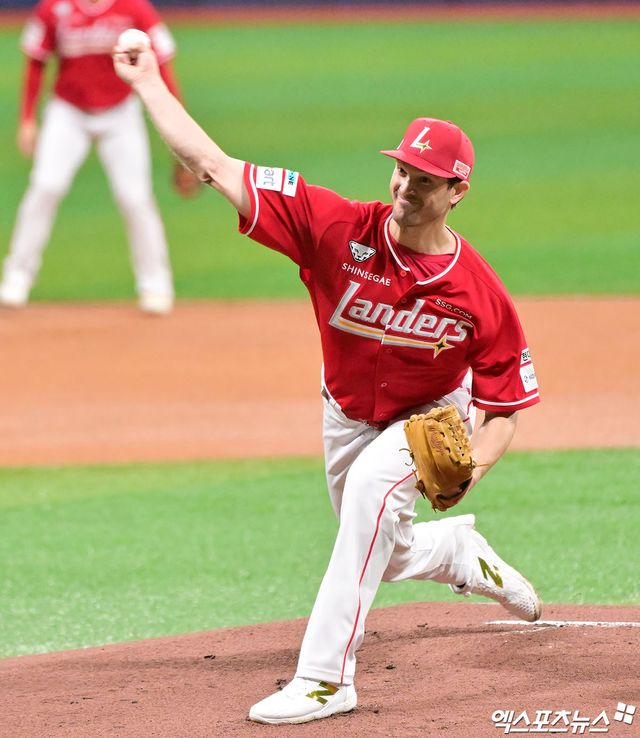 28일 오후 서울 구로구 고척스카이돔에서 열린 '2025 신한 SOL Bank KBO리그' SSG 랜더스와 키움 히어로즈의 경기, 1회말 SSG 선발투수 앤더슨이 공을 힘차게 던지고 있다. 엑스포츠뉴스 DB
