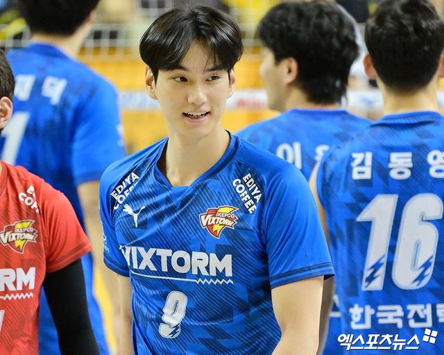 한국전력 아웃사이드 히터 임성진이 정규리그 경기에 출전해 미소 짓고 있다. 엑스포츠뉴스 DB