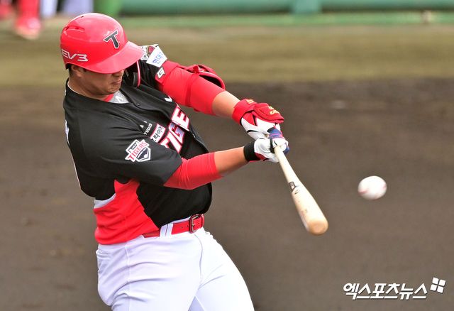 KIA 내야수 변우혁은 8일 사직구장에서 열린 '2025 신한 SOL Bank KBO 리그' 롯데와 정규시즌 첫 번째 맞대결에서 6번타자 3루수로 선발 출전했다. 6회초 2타점 역전 적시타, 8회초 결승 적시타를 쳐 공격에 활력을 불어넣었다. 엑스포츠뉴스 DB