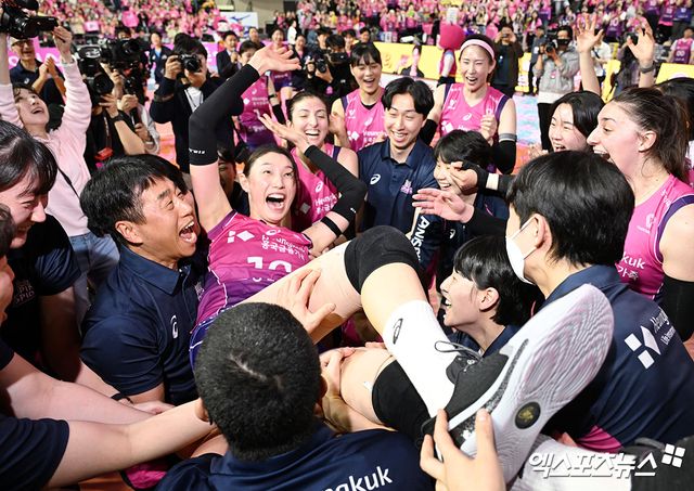흥국생명 김연경이 8일 인천 삼산월드체육관에서 열린 V리그 여자부 챔피언결정전 5차전 정관장과의 경기에서 승리 후 우승한 뒤 헹가래를 받고 있다. 엑스포츠뉴스 인천, 김한준 기자