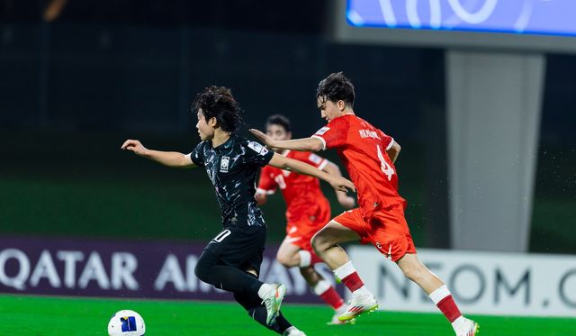 백기태 감독이 이끄는 한국 U-17 축구 국가대표팀이 7일(한국시간) 사우디아라비아 제다에 있는 킹 압둘라 스포츠 시티 홀 스타디움에서 열린 아프가니스탄과의 2025 아시아축구연맹(AFC) U-17 아시안컵 C조 2차전에서 여섯 골을 폭발시키며 대승을 거뒀다.&nbsp;AFC