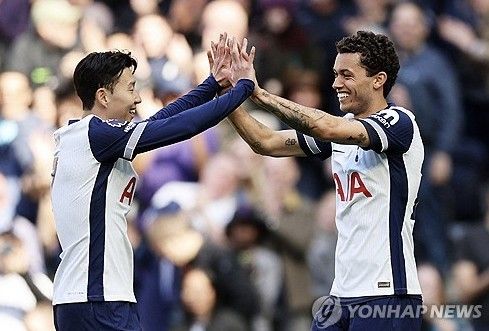 손흥민이 없으니 엉망진창이다. 토트넘 홋스퍼는 선수들끼리 교통정리가 전혀 되지 않은 모습을 보였다. 토트넘의 윙어 브레넌 존슨과 부주장 크리스티안 로메로가 페널티킥 키커 선정을 두고 언쟁을 벌였다. 존슨은 해트트릭을 완성시키기 위해 페널티킥을 차고 싶다고 요구했지만, 로메로는 임대생 마티스 텔에게 공을 건넸다. 교통정리가 필요한 상황이다. 사진 연합뉴스