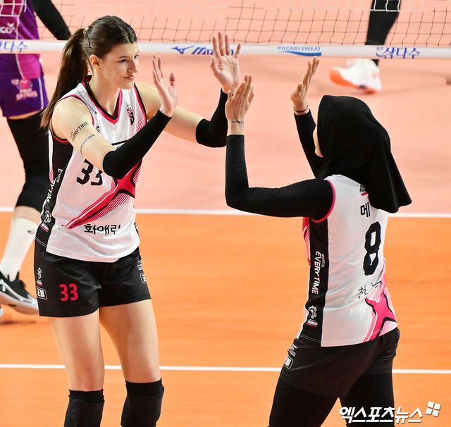왼쪽부터 정관장 부키리치, 메가. 8일 인천 삼산월드체육관에서 열린 V리그 여자부 챔피언결정전 5차전 흥국생명과의 경기에서 하이파이브하고 있다. 엑스포츠뉴스 인천, 김한준 기자