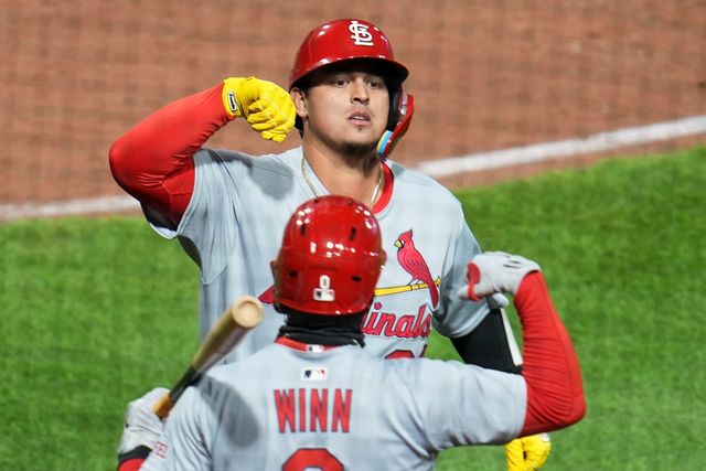 세인트루이스 포수 포조(왼쪽)는 8일(한국시간) PNC파크에서 열린 '2025 메이저리그' 피츠버그전에서 7번타자 포수로 선발 출전했다. 4년 만에 빅리그 복귀전에서 홈런포를 쏘아 올렸고, 도루를 저지하는 등 맹활약하며 눈길을 끌었다. 연합뉴스 AFP