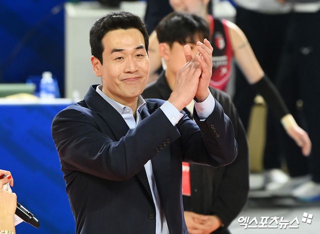 정관장 고희진 감독이 6일 대전 충무체육관에서 열린 V리그 여자부 챔피언결정전 4차전 흥국생명과의 경기에서 승리 후 선수들에게 박수를 보내고 있다. 엑스포츠뉴스 DB