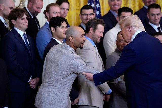 도널드 트럼프 미국 대통령이 8일 백악관에 LA 다저스 선수단을 초청해 격려 행사를 진행했다. 무키 베츠와 대화를 나누고 있다. EPA 연합뉴스