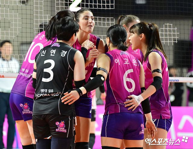 흥국생명 선수들이 8일 인천 삼산월드체육관에서 열린 V리그 여자부 챔피언결정전 5차전 정관장과의 경기에서 세리머니하고 있다. 엑스포츠뉴스 인천, 김한준 기자