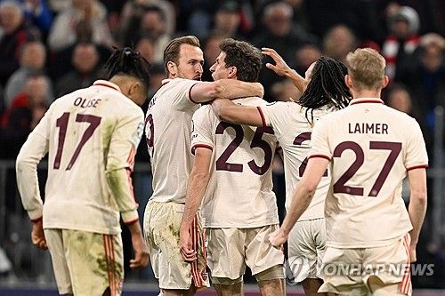 뱅상 콤파니 감독이 이끄는 바이에른 뮌헨이 9일(한국시간) 독일 뮌헨에 있는 알리안츠 아레나에서 열린 인터 밀란과의 2024-2025시즌 유럽축구연맹(UEFA) 챔피언스리그 8강 1차전에서 1-2로 패했다. 김민재는 중앙 수비수로 선발 출장해 후반 29분 교체될 때까지 74분을 소화했다.연합뉴스