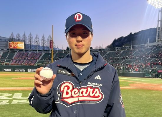 두산 베어스 신인 투수 홍민규가 지난 6일 사직 롯데전에서 구원 등판해 데뷔 첫 승을 거뒀다. 8회 초 나온 양석환의 역전 투런포와 5아웃 세이브에 성공한 김택연의 활약이 홍민규의 데뷔 첫 승을 이끌었다. 두산 베어스