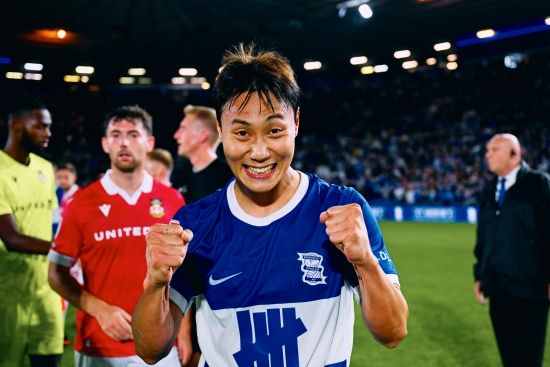 크리스 데이비스 감독이 이끄는 버밍엄 시티가 9일(한국시간) 영국 피터버러에 있는 웨스턴 홈즈 스타디움에서 열린 피터버러와의 2024-2025시즌 리그 원(3부) 31라운드 원정 순연 경기에서 2-1로 승리했다.&nbsp;이 승리로 버밍엄은 2부리그 챔피언십으로 승격을 확정지었다. 버밍엄