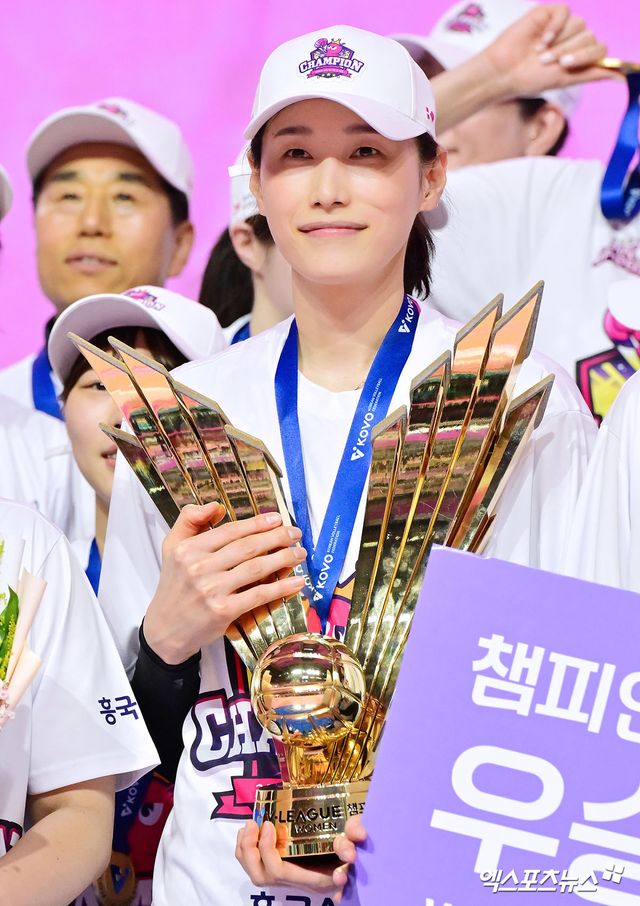 흥국생명 김연경이 8일 인천 삼산월드체육관에서 열린 V리그 여자부 챔피언결정전 5차전 정관장과의 경기에서 승리 후 우승한 뒤 기념촬영하고 있다. 엑스포츠뉴스 인천, 김한준 기자