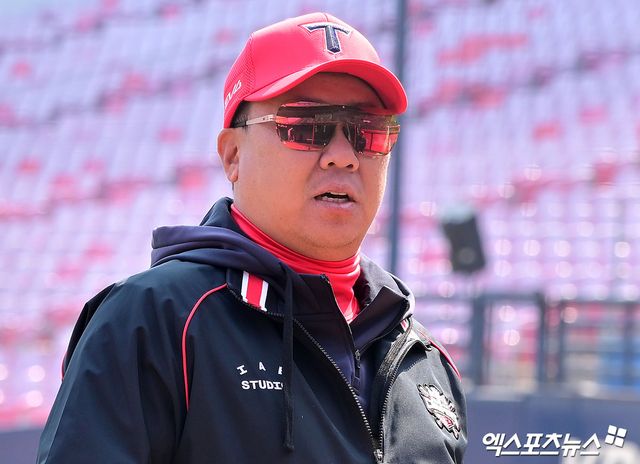 이범호 KIA 감독(사진)은 8일 사직구장에서 열릴 '2025 신한 SOL Bank KBO 리그' 롯데와 정규시즌 첫 번째 맞대결을 앞두고 위즈덤을 2번타순에 배치했다. 최근 부상자 속출로 라인업 구성에 고민이 많은 사령탑이다. 엑스포츠뉴스 DB