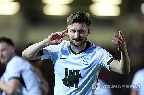 크리스 데이비스 감독이 이끄는 버밍엄 시티가 9일(한국시간) 영국 피터버러에 있는 웨스턴 홈즈 스타디움에서 열린 피터버러와의 2024-2025시즌 리그 원(3부) 31라운드 원정 순연 경기에서 2-1로 승리했다.&nbsp;이 승리로 버밍엄은 2부리그 챔피언십으로 승격을 확정지었다. 연합뉴스