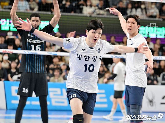 10번을 단 대한항공 아웃사이드 히터 정지석이 올해 챔피언결정전 경기에 출전해 세리머니하고 있다. 엑스포츠뉴스 DB