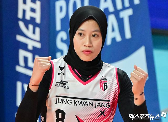 정관장 메가가 8일 인천 삼산월드체육관에서 열린 V리그 여자부 챔피언결정전 5차전 흥국생명과의 경기에서 주먹을 불끈 쥐고 있다. 엑스포츠뉴스 인천, 김한준 기자