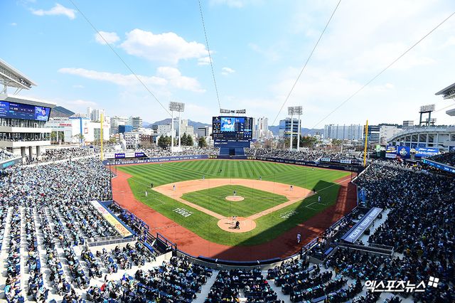 23일 오후 경상남도 창원NC파크에서 열린 '2019 신한은행 MY CAR KBO리그 삼성 라이온즈와 NC 다이노스의 개막전 경기, 많은 관중들이 경기장을 찾아 경기를 관람하고 있다. 엑스포츠뉴스 DB