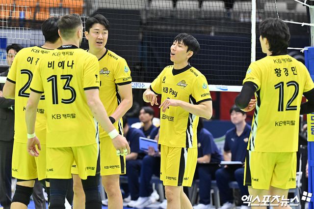 오른쪽에서 두 번째에 위치한 KB손해보험 세터 황택의가 올해 정규리그 경기에 출전해 팀원들과 대화하고 있다. 엑스포츠뉴스 DB
