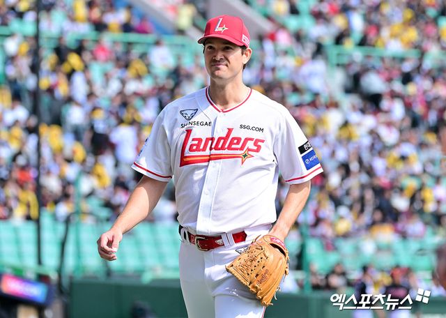 15일 오후 인천SSG랜더스필드에서 열린 '2025 신한 SOL Bank KBO리그' LG 트윈스와 SSG 랜더스의 시범경기, 5회초 수비를 마친 SSG 앤더슨이 더그아웃으로 향하고 있다. 엑스포츠뉴스 DB