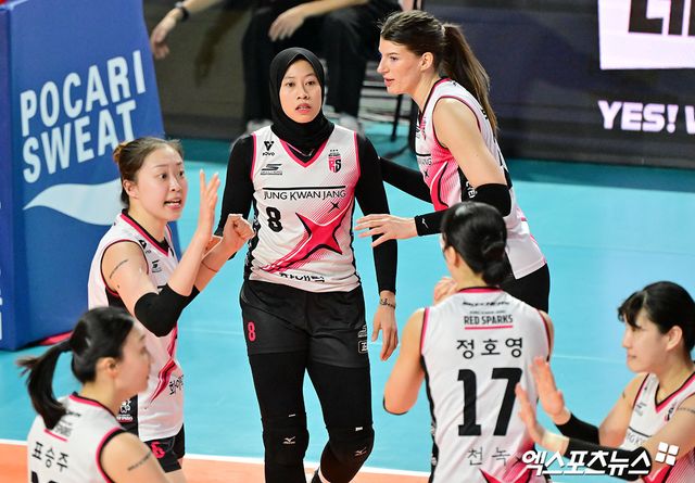 정관장 선수들이 8일 인천 삼산월드체육관에서 열린 V리그 여자부 챔피언결정전 5차전 흥국생명과의 경기에서 서로를 격려하고 있다. 엑스포츠뉴스 인천, 김한준 기자